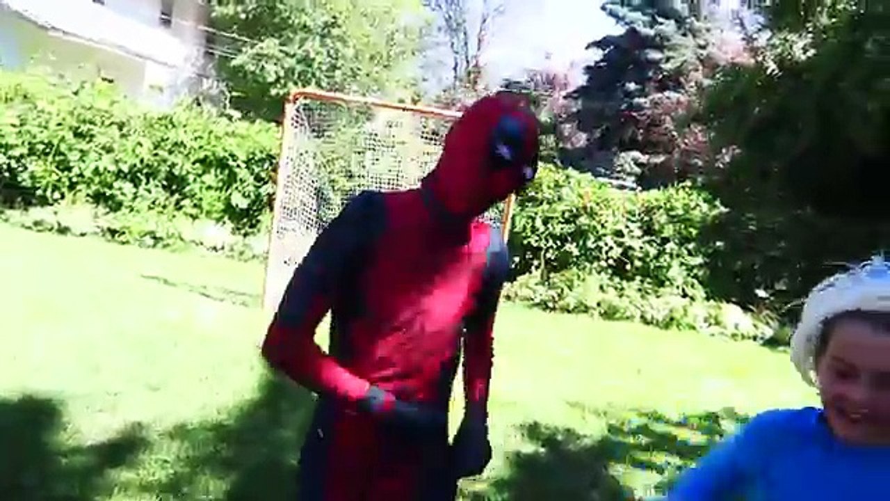 Spider-man and Frozen Elsa Pink Spidergirl Funny Animal Farm vs TWIN Deadpool Egg Prank | Comic