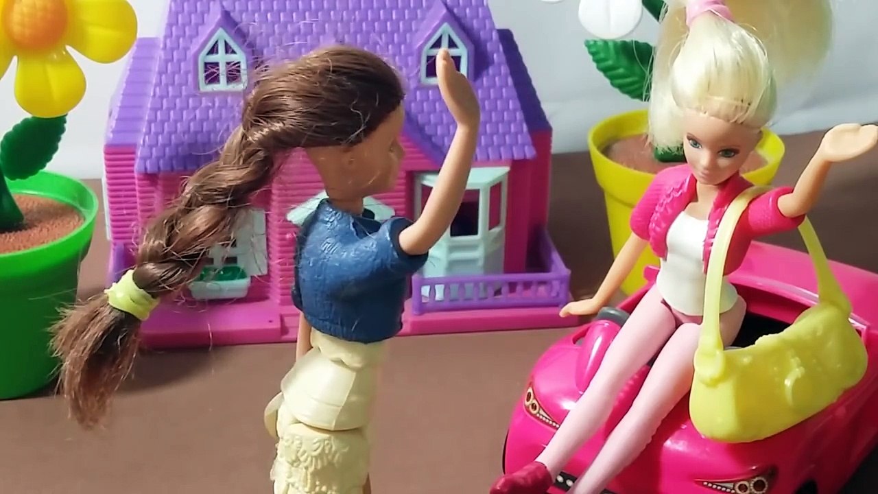 Barbie Family anda de cavalo!! Em português