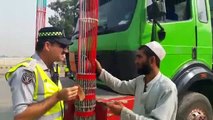 See What happens when Truck Driver tries to bribe Rasheed Khan KP Traffic Warden Police Peshawar...