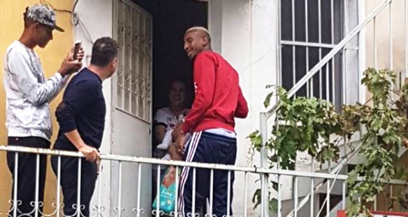 Beşiktaşlı Talisca, İstanbul'da Sokaklara İnip İhtiyaç Sahiplerine Yardım Etti