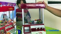 Thomas and Friends Surprise Toys Challenge The Claw Arcade Crane Game Thomas Minis Kinder