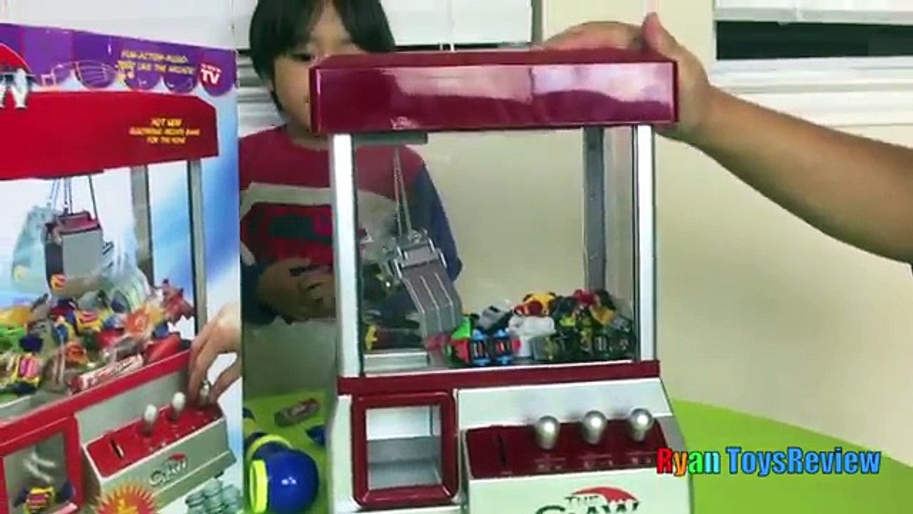 Thomas and Friends Surprise Toys Challenge The Claw Arcade Crane Game Thomas Minis Kinder