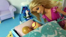 Barbie Bebes Gemeos Cai na Gaveta e Joga Roupas pelo Quarto Barbie Portugues DisneyKids Brasil