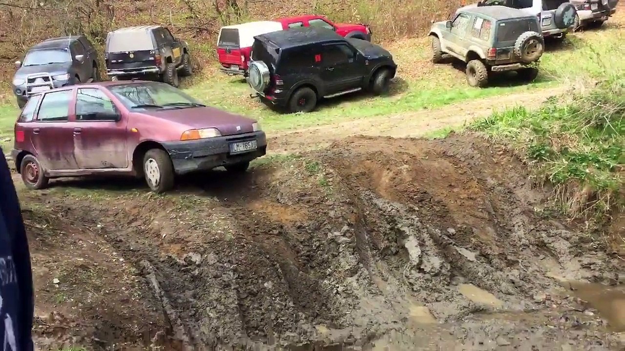 Il fait du tout terrain avec sa fiat punto et c'est plutot efficace
