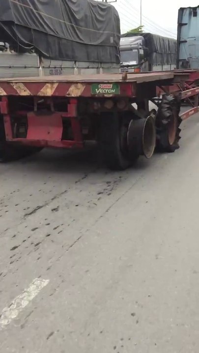 Ce taré roule avec les 4 pneus du camion crevés!