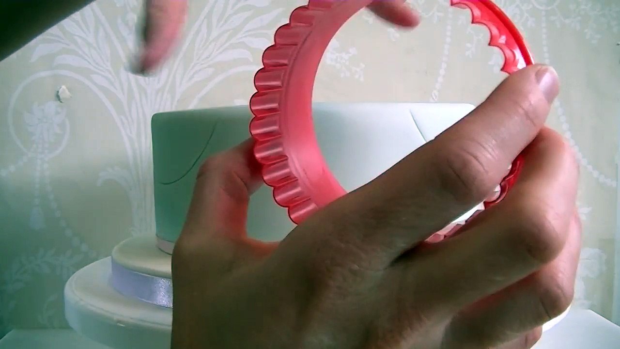 Fondant bunting: How to make fondant bunting and flags to decorate your cakes