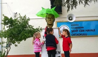 Atatürk ıslanmasın diye şemsiye tuttular
