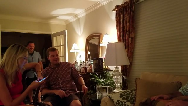 Ce type a un don : faire tourner des coussins sur un doigt !! mort de rire...