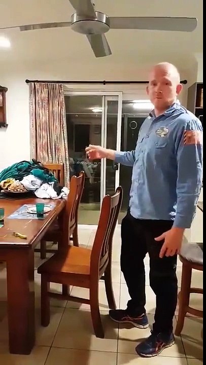 Ce serpent Python géant s'invite à dîner dans cette famille !