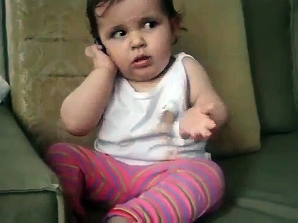 Ce bébé imite sa maman au téléphone avec ses mimiques !