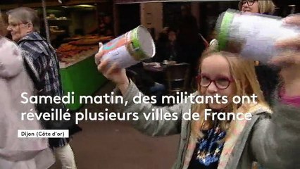 Des militants de La France insoumise font sonner leurs casseroles contre la réforme du Code du travail