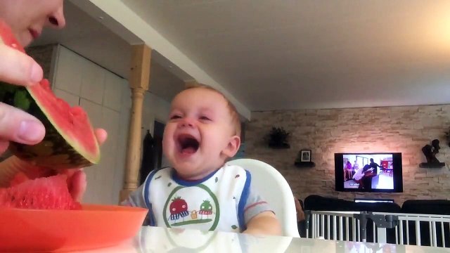 Un bébé est mort de rire en voyant sa mère manger de la pastèque !