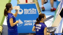 タカ・マツ ペア 試合後、笑顔で手を振る高橋選手とクールな松友選手。退場でやっと松友選手に笑顔が。（2セット目～退場まで）#6 YONEX OPEN JAPAN 2016 東京体育
