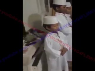 الاب يصلى الفجر والعيال نايمن وراه ولمه خلص سلموا هههههههههههههه