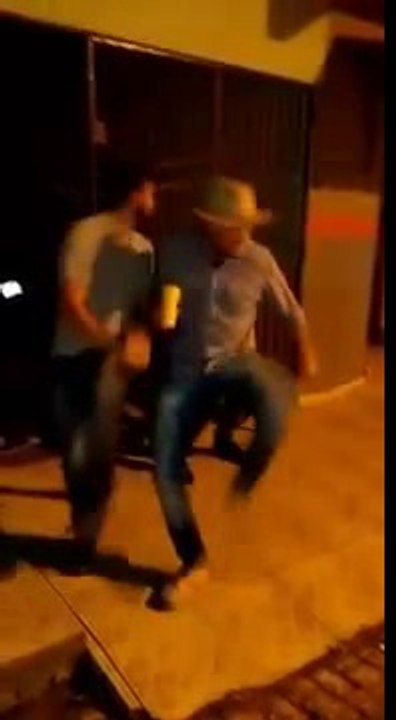 Bela montagem entre os dançarinos da música Até você voltar e eu com a música Vem dançar o mestiço