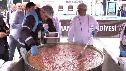 Gaziosmanpaşa'da Binlerce Kişiye 3 Ton Aşure Dağıtıldı