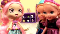 Shopkins! Anna and Elsa Toddlers are Shoppies! Shopkins Vending Machine Bubbleisha Frozen Shopkins