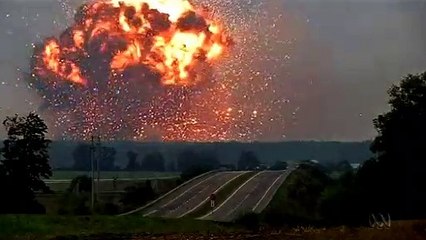 Ukraine un dépôt de munitions explose et provoque une énorme déflagration...