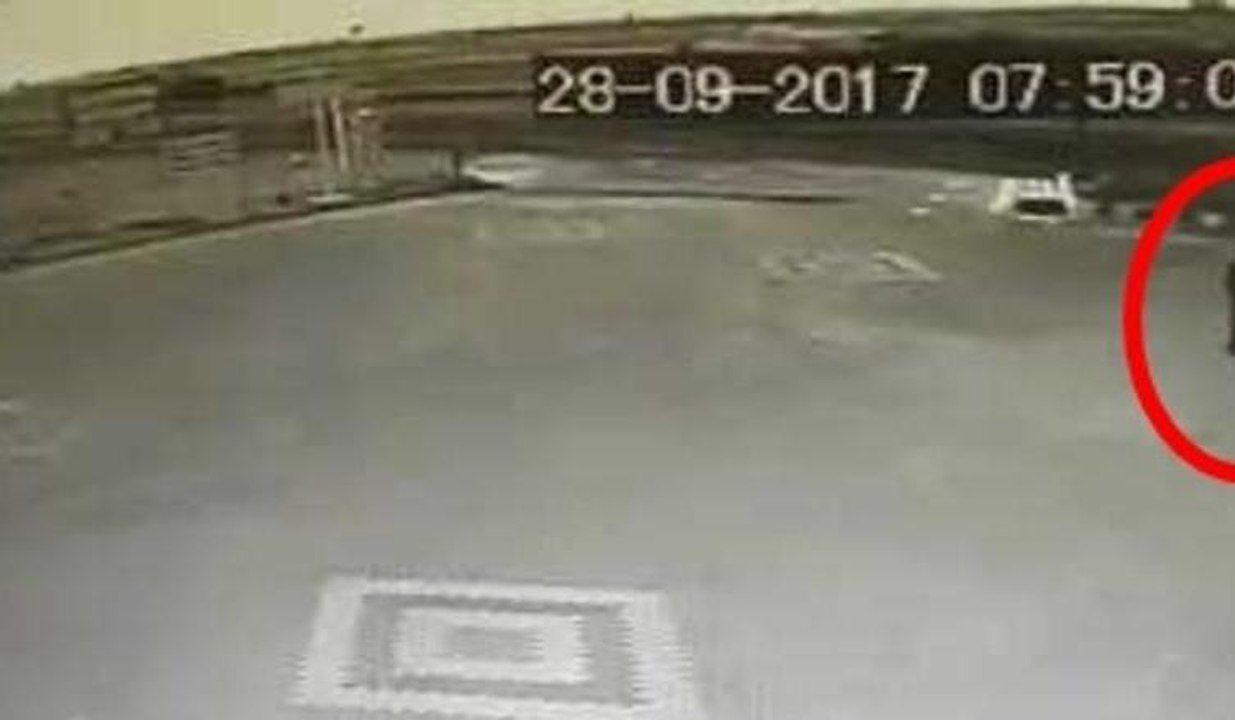 Yolcu otobüsünün yayaya çarpma anı güvenlik kamerasında