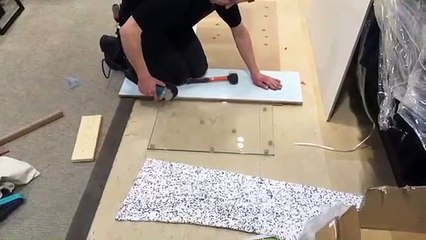 Il veut couper un panneau de verre proprement… et se rate !