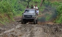 Demi Buka Akses Jalan Desa, TNI Terobos Perbukitan