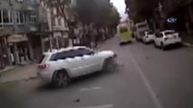 Feci Kaza Kamerada... Aracın Çarptığı Motosiklet Sürücüsü Minibüsün Altına Girdi