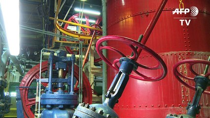 Dentro da Torre Eiffel, o monumento mais visitado do mundo