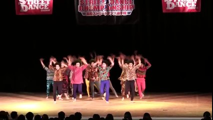 Des Japonaises dansent sur la musique Abba