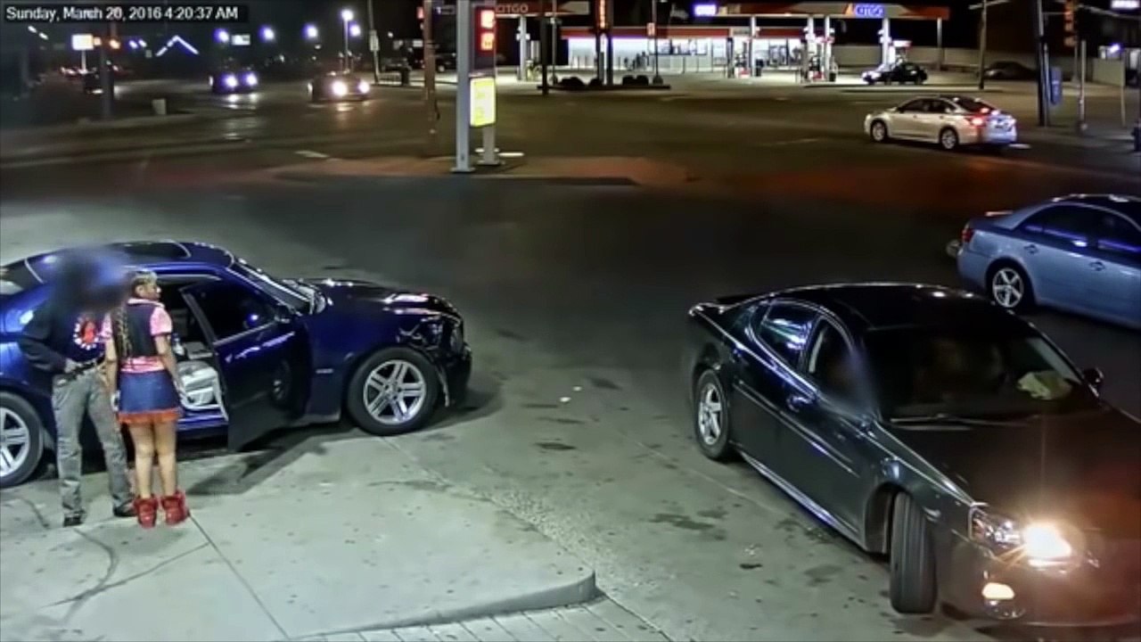 La scène qui va se dérouler devant cette station service est digne des plus grands films d'action