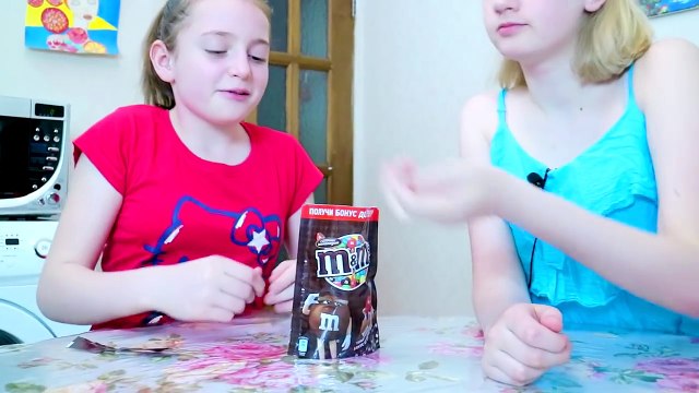 Зомби атакуют СУМАСШЕДШАЯ МАМОЧКА битва за конфеты NERF Zombies attack CRAZY MOM battle for candy