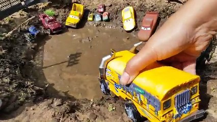 Disney Cars 3 Toys Lightning Mcqueen Cruz Ramirez and Mini Racers Vs Miss Fritter