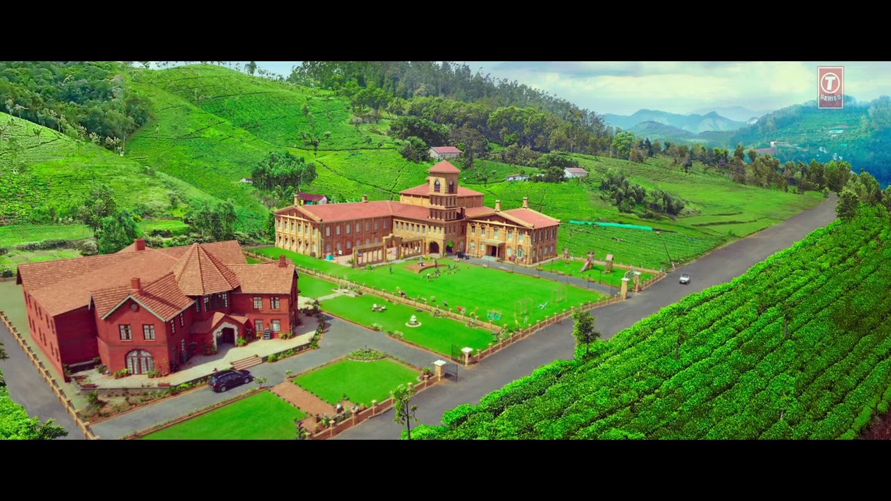 MAINE TUJHKO DEKHA (Golmaal Again) - Ajay Devgn - Parineeti - Arshad - Tusshar - Shreyas - Tabu - YouTube