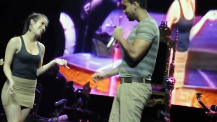 Cantante subió a fan y paso esto (ROMEO SANTOS)