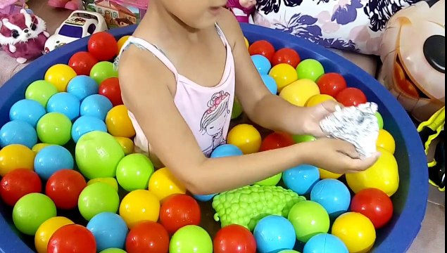 top havuzu içinde sürpriz kapsüller . SÜRPRİZ HEDİYELER eğlenceli çocuk videosu ))