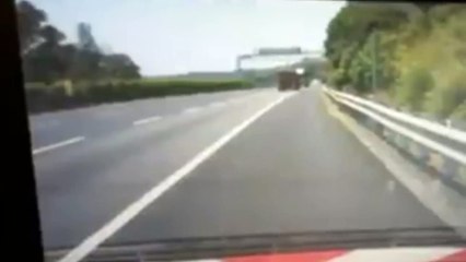 國3南下108公里，拖板車直接撞上路肩國道警車