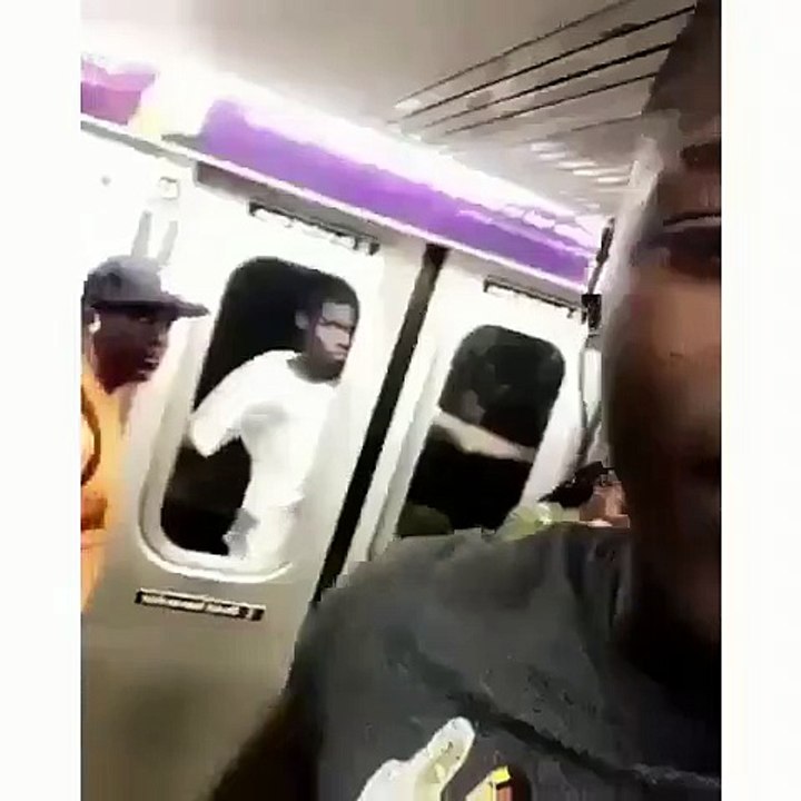 Un passager hors du commun dans un métro ! WTF