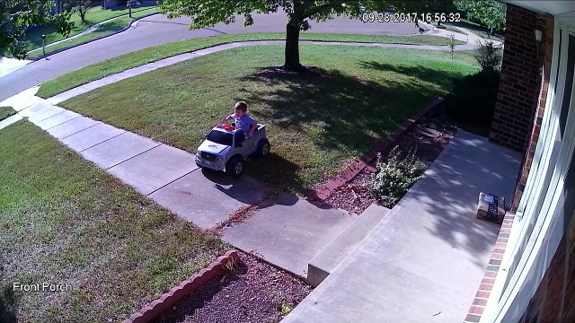 Un enfant curieux vole un colis de son voisin !