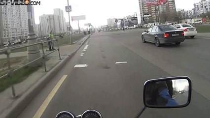 Incroyable un motard va froler la mort