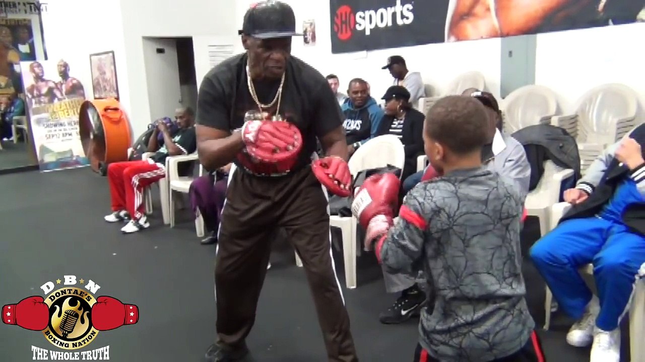 MAYWEATHER BOXING SCHOOL: FLOYD MAYWEATHER SR IN SESSION W/ NATIONAL CHAMPION CURMEL (PAD TRAINING)