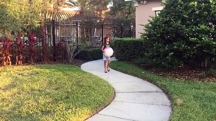 BRINCANDO DE SEREIA COM ÁGUA AZUL e BARBIE SEREIA