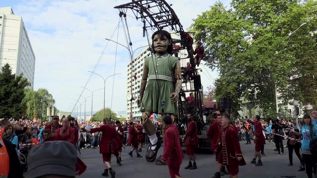 O espetáculo dos bonecos gigantes