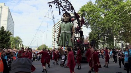O espetáculo dos bonecos gigantes