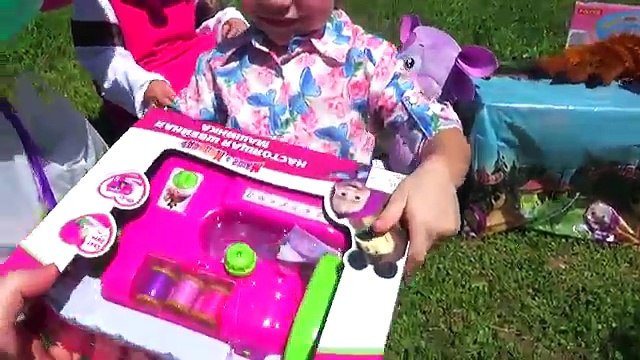 Маша и Медведь Мультфильм от Насти Герои дарят много игрушек для детей каналу Лайк Настя Новая серия