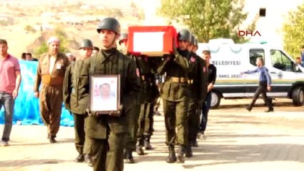 Descargar video: Hakkari Şemdinli'de Şehit Olan Güvenlik Korucusu Toprağa Verildi