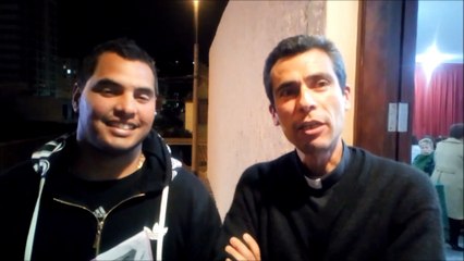 Padre Carlos Rosell presenta a un parroquiano que compuso una canción para Papa Francisco