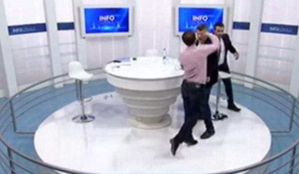 Milletvekilleri canlı yayında yumruk yumruğa birbirine girdi