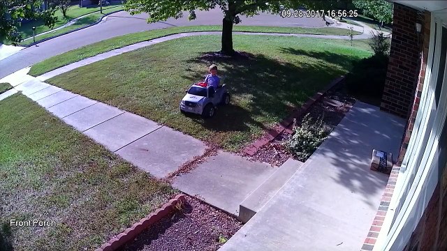 Ce gamin trop curieux vient piquer le colis des voisins