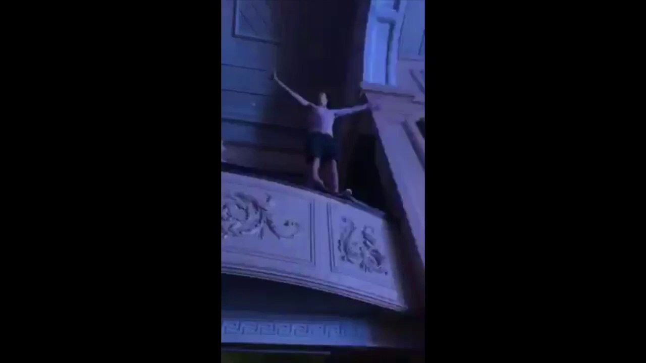 Il rat son saut dans le public depuis un balcon... Douloureux!!!