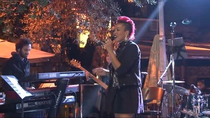 Grammy Ödüllü Maya Azucena'dan "Uzun İnce Bir Yoldayım" Türküsü