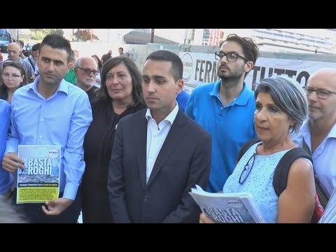 Napoli - Incendi, Di Maio attacca De Luca: Basta fritture di pesce (24.07.17)